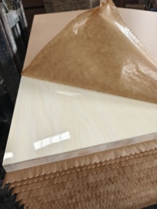 Vente en gros Colle étanche E0 de 18mm, 4 pieds, 18mm, blanc UV, panneau brillant, panneau à noyau Falcata pour structure ou décoration - Product Image 3