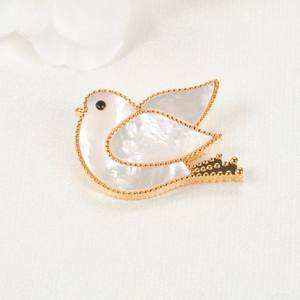 Broche/épingle mignonne en forme d'oiseau, anti-éclaboussures d'huile, motif animal, pour vêtements, fleur de poitrine, vente en gros - Product Image 1