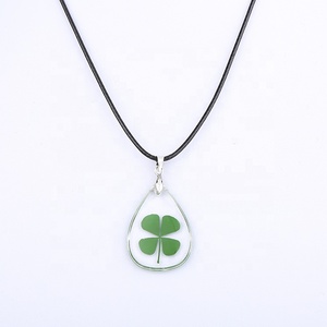 Envío rápido, collar verde al por menor, collar con colgante de resina de trébol de cuatro hojas de la suerte - Product Image 1