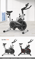 Bicicleta de spinning con cuadro de acero, capacidad de 150 kg, transmisión por correa, resistencia a la fricción y asiento ajustable.