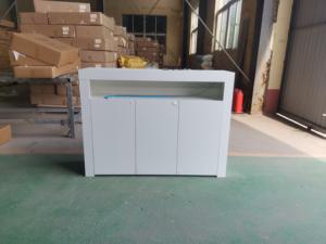 Aparador de Madera de 3 Puertas con Luces LED, Alto Brillo, Ecológico, Mueble de Almacenamiento con Compartimento Abierto para Sala de Estar u Hotel - Product Image 2