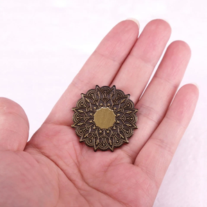 Broche florale avec symbole spirituel mandala hindou tibétain pour outils de maquillage - Product Image 3