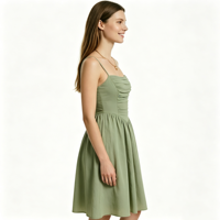 Robe midi élégante vert sauge respirante en tissu tissé avec corsage froncé et bretelles spaghetti, jupe évasée pour l'été et le quotidien décontracté