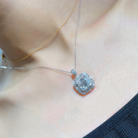 NOVA Collier de Luxe pour Femme en Moissanite Cube de Sucre 5 carats, Argent S925 Plaqué Rhodium, Chaîne Croisée Asscher 10x10, pour Usage Quotidien