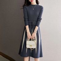 Huachao Slim Fit Lady robe en tricot romantique sur le genou manches longues caractère tricot femmes robe pull