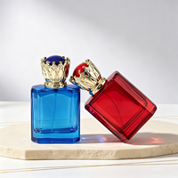 Flacon de parfum en verre transparent rouge et bleu de 100 ml avec bouchon couronne doré, rechargeable, vide, pour échantillon de parfum de voyage