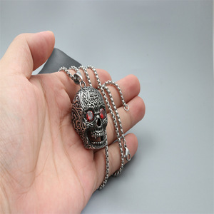 Collier pendentif crâne en acier inoxydable avec yeux en pierre rouge, bijoux de mode unisexe, cadeau - Product Image 4