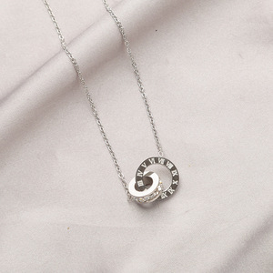 Collana Classica e Trendy con Doppio Cerchio Placcato Oro Vero e Diamanti, Pendente con Anelli Intrecciati in Acciaio al Titanio con Numeri Romani - Product Image 4