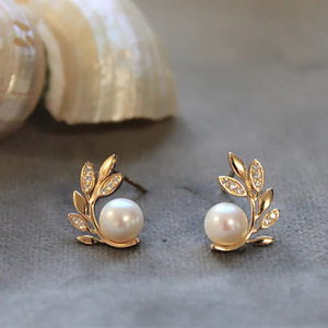 Orecchini a Perno Stile Francese con Foglie e Perle, Eleganti Gioielli per Donne - Product Image 2