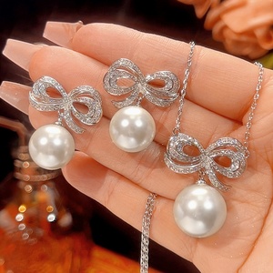 Ensemble de bijoux élégant et écologique en cuivre avec perles de coquillage de 14 mm, design nœud papillon, boucles d'oreilles et collier pour femmes, vente en gros - Product Image 3