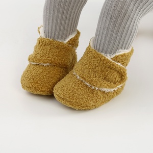 批发冬季厚绒保暖短靴新生儿婴儿地板拖鞋鞋袜 - Product Image 1