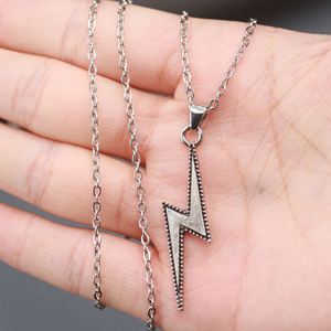 Collier pour homme en acier inoxydable avec pendentif éclair lumineux, collier à breloque éclair qui brille dans le noir, collier de couple - Product Image 3