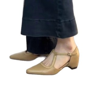 <span class=keywords><strong>Scarpe</strong></span> basse a punta in stile francese <span class=keywords><strong>con</strong></span> tacco nascosto, cinturino sul davanti e design intagliato, ideali per il commuting - Product Image 1