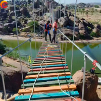 Aire de jeux extérieure, parc d'attractions, manèges, pont Skywalk, pont en bois, pont panoramique en verre de montagne