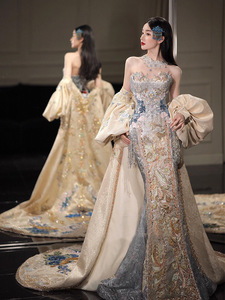 S3523L 2026 Nuovo Abito <span class=keywords><strong>da</strong></span> <span class=keywords><strong>Sposa</strong></span> Cinese alla Moda in <span class=keywords><strong>Oro</strong></span> Champagne e Blu con Diamanti Luminosi - Product Image 1