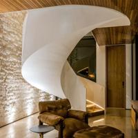 Escalier intérieur en colimaçon de luxe avec garde-corps en verre courbé Bandes de roulement en bois massif Cadre moderne en acier pour maisons duplex et villas