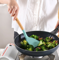 Accessoires de cuisine résistants à la chaleur ustensiles de cuisine antiadhésifs manche en bois de qualité alimentaire spatule ensemble de cuillères en Silicone