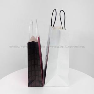 Sacs cadeaux en papier kraft pour salon d'affaires, logo estampé or pour passagers privilégiés avec kit d'accessoires de voyage personnalisé - Product Image 2