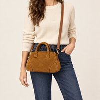 Sac de bowling en daim marron avec logo personnalisé, double poignée supérieure et bandoulière amovible, pochette zippée, fabriqué pour femmes, usage quotidien