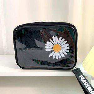 Bolsa Cosmética Transparente com Padrão de Margarida Personalizada com Logo Bolsa de Maquiagem em PVC Transparente à Prova d'Água para Cuidados com a Pele e Produtos de Higiene - Product Image 2