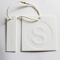 Étiquettes suspendues en carton écologiques personnalisées avec logo en relief imprimé sur mesure, couleur personnalisée pour bijoux, montres, lunettes