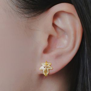 Orecchini a polsino a forma di foglia d'acero da donna, stile minimalista naturale, gioielli alla moda, accessorio per l'uso quotidiano - Product Image 4