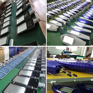 Poste de farola <span class=keywords><strong>solar</strong></span> LED integrado dos en uno <span class=keywords><strong>60W</strong></span>/80W/100W/120W IP65 resistente al agua para iluminación de carreteras al aire libre garantía de 5 años - Product Image 2