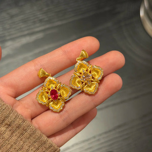 Collana in Stile <span class=keywords><strong>Buci</strong></span> Italiano con Pendente a Quadrifoglio Placcato Oro e Zirconi, Design Retrò Stile Palazzo - Product Image 2