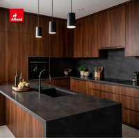 Meuble de cuisine Alland haut de gamme en bois de noyer naturel avec marbre noir de luxe pour rénovation de maison sur mesure
