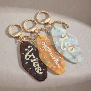 Amuleto con Símbolo del Signo del Zodiaco, Etiqueta Acrílica Colorida, Llavero Personalizado, Amuletos para Bolsos - Product Image 4