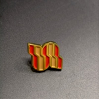 Broche en émail souple personnalisée en gros, motif paysage d'hiver avec contour ondulé, pour événements sportifs sur glace, souvenir pour visiteurs et articles promotionnels