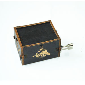 Boîte à musique en bois à manivelle manuelle de petite taille, couleur crème, café, kaki, rouge, avec logo gravé Wonderful Melody, en stock - Product Image 6