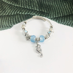 Nuova Serie Mare: Bracciale Charm da Donna con Delfino, Cavalluccio Marino e Conchiglia per Primavera/Estate 2026 - Product Image 2