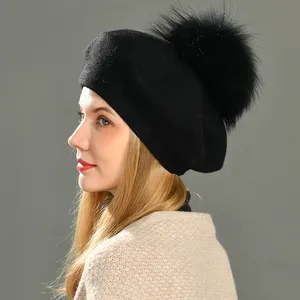En mezcla de cachemir y lana de punto de invierno sombrero de piel de mapache pompón sombrero cálido invierno boina