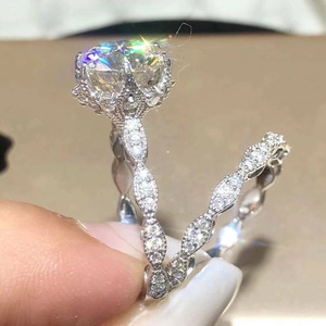 Anello Floreale Cavo con Zirconi per Donne, Gioiello da Dito Classico ed Elegante - Product Image 3