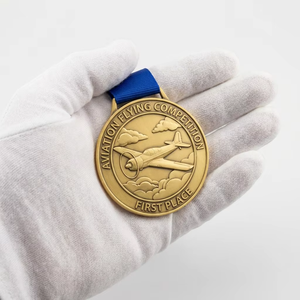 Medalla de <span class=keywords><strong>Primera</strong></span> Lugar Personalizada en Oro para Competiciones de Aviación, con Relieve de Avión y Nube en Cinta Azul, para Premios a Pilotos - Product Image 1