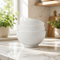 Service de vaisselle en céramique élégant blanc céladon avec motifs floraux en relief, assiettes coupes et assiettes à dessert, idéal pour mariage et cadeaux.