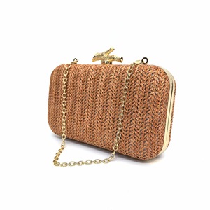 Pochette de soirée élégante et luxueuse en paille naturelle avec fermoir en forme de brindille pour femme, idéale pour les occasions formelles - Product Image 6