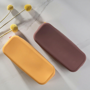 Étui à crayons en silicone souple avec fermeture éclair (raisin) - Taille moyenne pour les écoles et les bureaux - Product Image 5