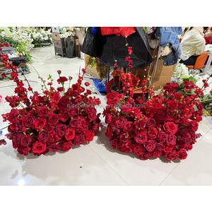 Centrotavola Floreale Personalizzato in Colori Bordeaux e Bianco, Composizione di Rose in Seta per Decorazioni Floreali da Terra per Cerimonie di Laurea - Product Image 2