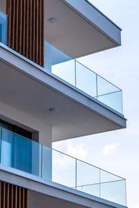 Rampe <span class=keywords><strong>de</strong></span> balcon personnalisée Clôture en panneau <span class=keywords><strong>de</strong></span> verre trempé Canal en U pour terrasse extérieure Base <span class=keywords><strong>de</strong></span> barrière en verre Garde-corps en verre pour chaussures - Product Image 6