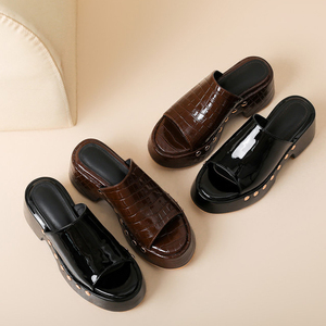 Sandales à talons compensés bas pour femmes, grandes tailles 46, imprimé pierre, en cuir verni, à plateforme épaisse et clous métalliques - Product Image 6