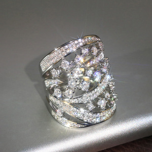 Anello con Linee Geometriche per Donne, Design Semplice per Uso Quotidiano - Product Image 5
