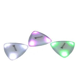 Göz kamaştırıcı renkli ışıklı gitar mızrap oto LED parlayan Pick için gelişmiş sahne performansı led ışık up gitar Pick