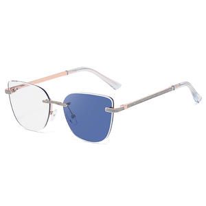 Gafas de sol estilo ojo de gato KJL-95031 para mujer, lentes de PC con protección UV400, montura de aleación de zinc, estilo urbano moderno, lentes que cambian de color. - Product Image 1
