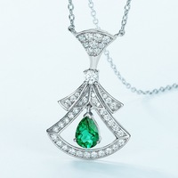 Collier Pendentif de Luxe en Argent 925 Plaqué Platine avec Émeraude de Laboratoire Coupe Poire, Style Art Déco, Pavé de Zircons Cubiques, Vente en Gros, Personnalisé, OEM, Certifié NGTC