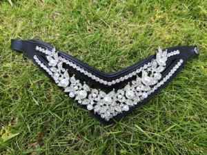 Frontalino per Cavallo in Pelle Premium con Cristalli Ondulati e Passanti a Sgancio Rapido, Adatto per Briglie Inglesi, Allenamento e Competizioni - Product Image 1