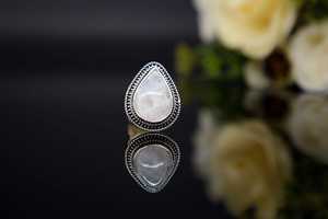 Anillo de Plata de Ley 925 Hecho a Mano con Piedras Preciosas Naturales, Piedra Lunar Blanca Arcoíris en Forma de Lágrima, Anillo de Plata Moderno con Engaste de Bisel - Product Image 4