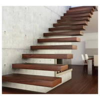 Escalier flottant de luxe, structure en chrome poli, marches en marbre, garde-corps finition or, escaliers de villa haut de gamme