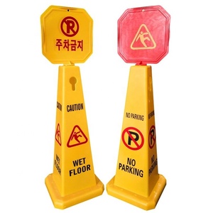Cône de signalisation de sécurité imprimable en plastique jaune, à quatre faces, en forme de pyramide carrée, antidérapant, pour avertissement de sol mouillé, avec panneau d'affichage supérieur - Product Image 1